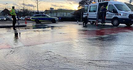 Nach einem Wasserrohrbruch an der Ecke Oststraße/Karlstraße in Heilbronn kommt es zu Verkehrsbehinderungen. Nach einem Wasserrohrbruch an der Ecke Oststraße/Karlstraße in Heilbronn kommt es zu Verkehrsbehinderungen.