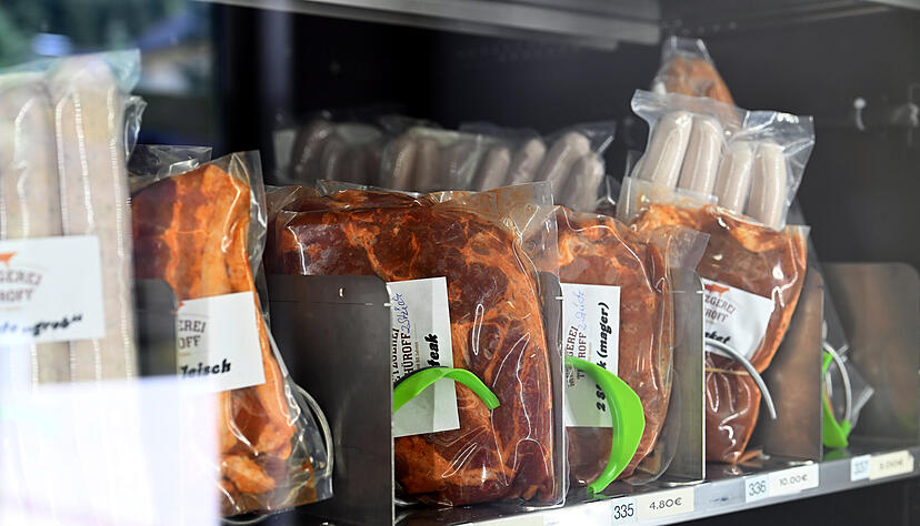 Regionale Fleischwaren stehen in einem Lebensmittel-Automaten in Wallenfels. Regionale Fleischwaren stehen in einem Lebensmittel-Automaten in Wallenfels.