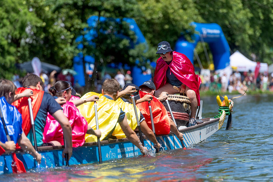 Auf dem Alten Neckar in Heilbronn-Böckingen wurde es beim Drachenbootcup farbenfroh. Auf dem Alten Neckar in Heilbronn-Böckingen wurde es beim Drachenbootcup farbenfroh.