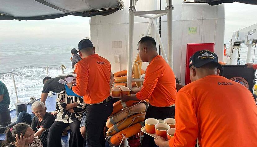 Die Einsatzkr&auml;fte suchen noch nach &Uuml;berlebenden.