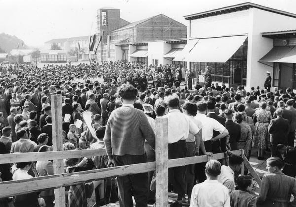 Zahlreiche Menschen nehmen am 24. September 1955 an der Einweihungsfeier teil.