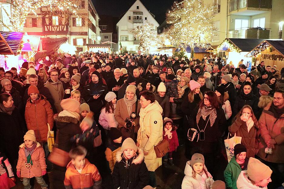 Die Bäume werden feierlich beleuchtet