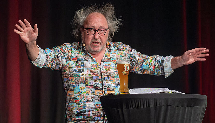 &bdquo;Der Niedergang der Autoindustrie ist selbstbestimmtes Sterben wie bei den Kessler-Zwillingen&ldquo;: Urban Priol mit alkoholfreiem Weizen und Notizbuch am Samstag in Heilbronn, nachdem er sich mit dem Stadtbild vertraut gemacht hat.