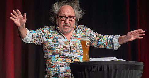 „Der Niedergang der Autoindustrie ist selbstbestimmtes Sterben wie bei den Kessler-Zwillingen“: Urban Priol mit alkoholfreiem Weizen und Notizbuch am Samstag in Heilbronn, nachdem er sich mit dem Stadtbild vertraut gemacht hat. „Der Niedergang der Autoindustrie ist selbstbestimmtes Sterben wie bei den Kessler-Zwillingen“: Urban Priol mit alkoholfreiem Weizen und Notizbuch am Samstag in Heilbronn, nachdem er sich mit dem Stadtbild vertraut gemacht hat.