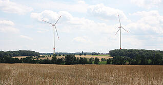 So sollen sich die beiden Windräder nach den Plänen von Würth in die Landschaft nahe Übrigshausen einfügen.