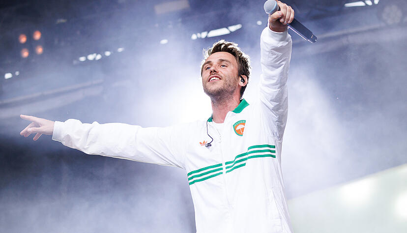 Seine Fans begeistert Clueso mit seiner Kombination aus Pop, Rap und Soul. Hits wie „Chicago“, „Gewinner“ oder „Flugmodus“ haben ihn zu einem festen Bestandteil der Musikszene werden lassen. Seine Fans begeistert Clueso mit seiner Kombination aus Pop, Rap und Soul. Hits wie „Chicago“, „Gewinner“ oder „Flugmodus“ haben ihn zu einem festen Bestandteil der Musikszene werden lassen.