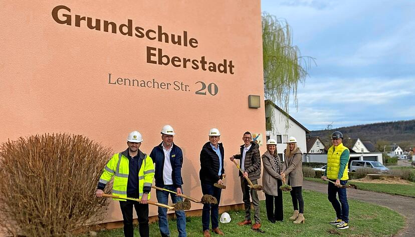 Der Spatenstich, in der Mitte B&uuml;rgermeister Patrick Dillig, ist der Startschuss f&uuml;r die Anbauten an Grundschule und Eberfirsthalle.
