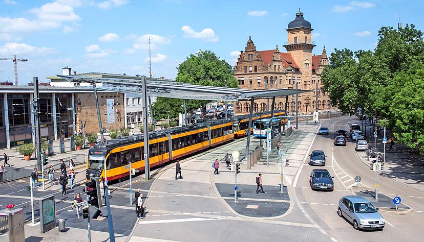 Ein Knotenpunkt für Bus- und Bahnreisende befindet sich vor dem Hauptbahnhof. Foto: Archiv/Berger Ein Knotenpunkt für Bus- und Bahnreisende befindet sich vor dem Hauptbahnhof. Foto: Archiv/Berger