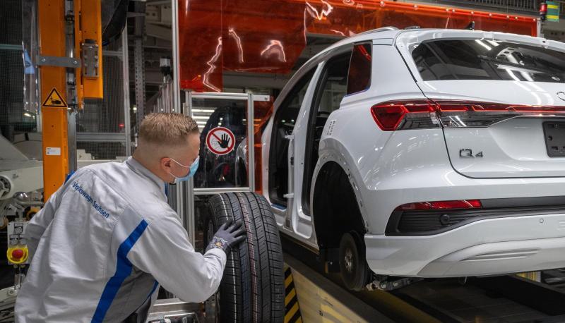 Ein Mitarbeiter im Volkswagen-Werk in Zwickau montiert einen Audi Q4 e-tron.