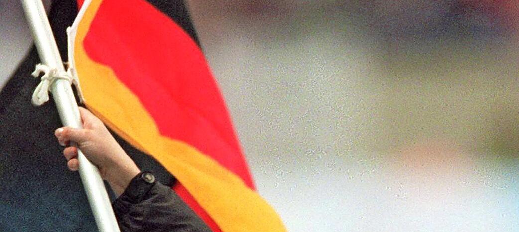Mit der Deutschlandfahne dreht Olympiasiegerin Gunda Niemann-Stirnemann aus Erfurt in der Eisarena von Nagano im Februar 1998 eine Ehrenrunde.
Fotos: dpa Mit der Deutschlandfahne dreht Olympiasiegerin Gunda Niemann-Stirnemann aus Erfurt in der Eisarena von Nagano im Februar 1998 eine Ehrenrunde.
Fotos: dpa