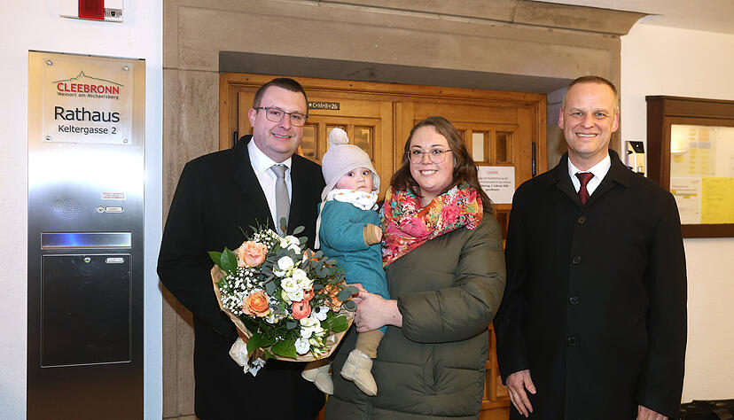 Timo Wenzel (v.l.) wird von seiner Frau, Katharina Wenzel, und Amtsinhaber Thomas Vogl zum Wahlsieg beglückwünscht. Timo Wenzel (v.l.) wird von seiner Frau, Katharina Wenzel, und Amtsinhaber Thomas Vogl zum Wahlsieg beglückwünscht.