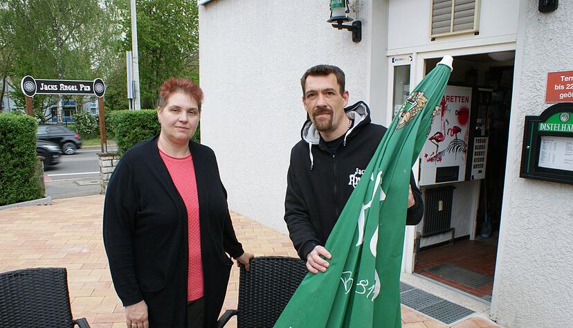Wollen auf ihrer Terrasse im Jack's Angel Pub nicht 30 Stunden weniger Öffnungszeit gegenüber der Innenstadt akzeptieren: Andrea und Thomas Engel. Foto: Carsten Friese Wollen auf ihrer Terrasse im Jack's Angel Pub nicht 30 Stunden weniger Öffnungszeit gegenüber der Innenstadt akzeptieren: Andrea und Thomas Engel. Foto: Carsten Friese