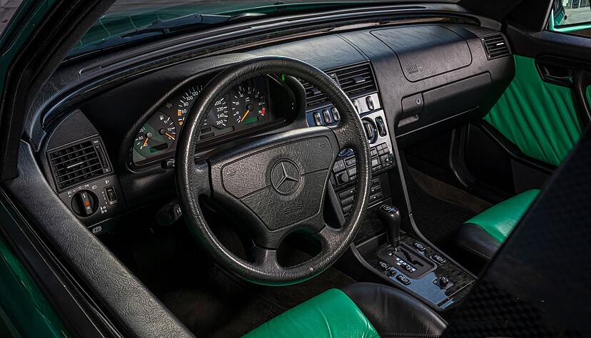 Flippig: Auch die Interieurs bei Mercedes konnten in den 1990er Jahren für die Schwaben eher ungewohnte Töne annehmen. Flippig: Auch die Interieurs bei Mercedes konnten in den 1990er Jahren für die Schwaben eher ungewohnte Töne annehmen.