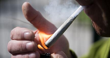 Ein Mann raucht einen Joint. Der Bundesrat hatte am 22. März 2024 den Weg zur Teil-Legalisierung von Cannabis zum 1. April freigemacht.