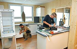 Die K&uuml;che mit Getreidem&uuml;hle und Arbeitsfl&auml;chen auch f&uuml;r Kinder soll das Herzst&uuml;ck der Kita sein. Hier wird derzeit flei&szlig;ig gearbeitet.