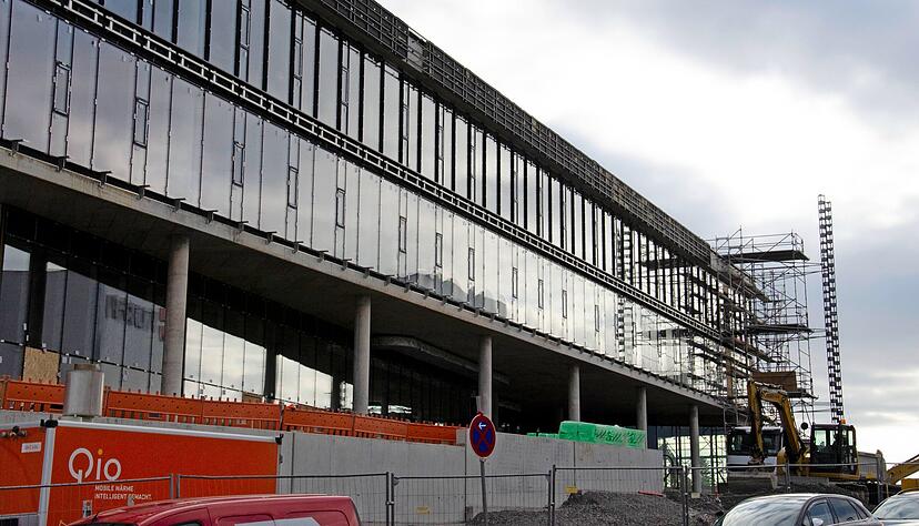 Hier wird optisch nicht geklotzt, doch architektonisch gibt es einige Besonderheiten. Der Großteil der Labore und Werkstätten ist in den Untergeschossen zu finden. Und im Eingangsbereich ist natürlich Platz für Kunst aus der Sammlung Würth.