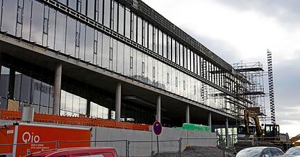 Hier wird optisch nicht geklotzt, doch architektonisch gibt es einige Besonderheiten. Der Großteil der Labore und Werkstätten ist in den Untergeschossen zu finden. Und im Eingangsbereich ist natürlich Platz für Kunst aus der Sammlung Würth.
