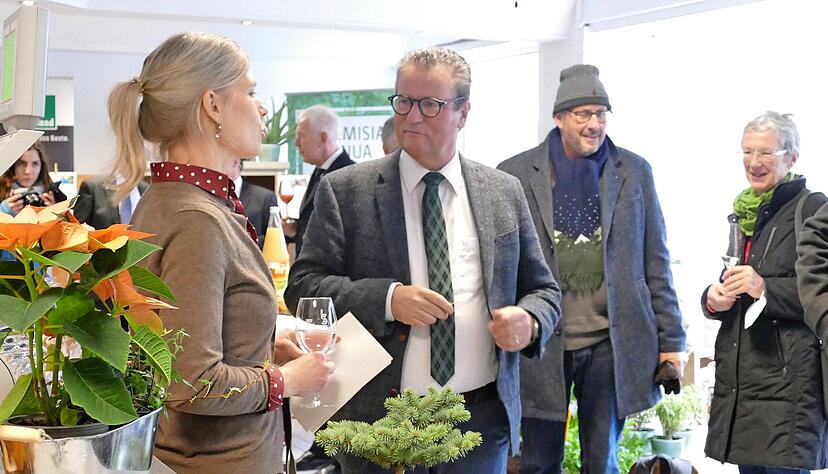 Regionalmanagerin Dr. Julia Freifrau von Berlichingen stellt Minister Peter Hauk das Konzept des neuen Ladens vor.
Foto: Harald Schmidt