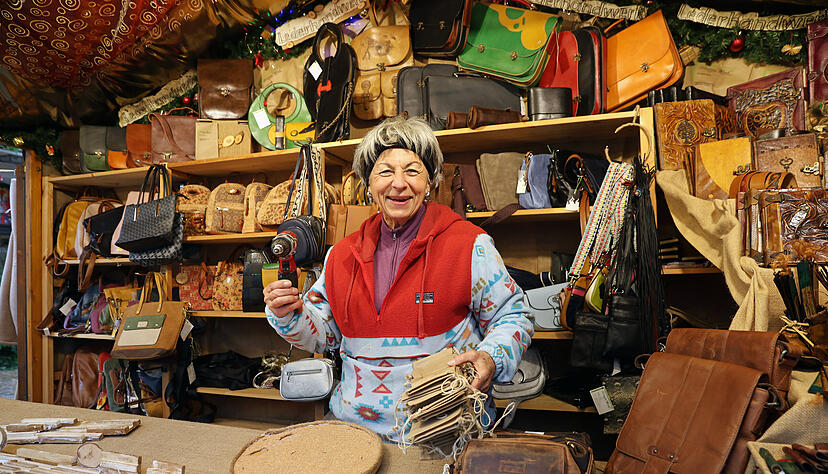 Romana Heß legt beim Aufbau noch Hand an. Ihre Handtaschen hat sie bereits ansprechend angerichtet.