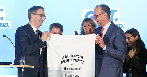 Erinnerung an den Kraichgau: Bad Rappenaus OB Sebastian Frei &uuml;berreicht Friedrich Merz ein Rappsodie-Handtuch.