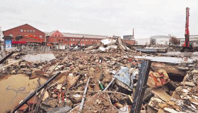 Gegenüber der Einfahrt zum Weipertzentrum an der Etzelstraße wird zurzeit das Gelände freigeräumt, auf dem nächstes Jahr eine Küchen-Arena-Filiale gebaut werden soll. Im Hintergrund sieht man die Innovationsfabrik.Foto: Mario Berger Gegenüber der Einfahrt zum Weipertzentrum an der Etzelstraße wird zurzeit das Gelände freigeräumt, auf dem nächstes Jahr eine Küchen-Arena-Filiale gebaut werden soll. Im Hintergrund sieht man die Innovationsfabrik.Foto: Mario Berger