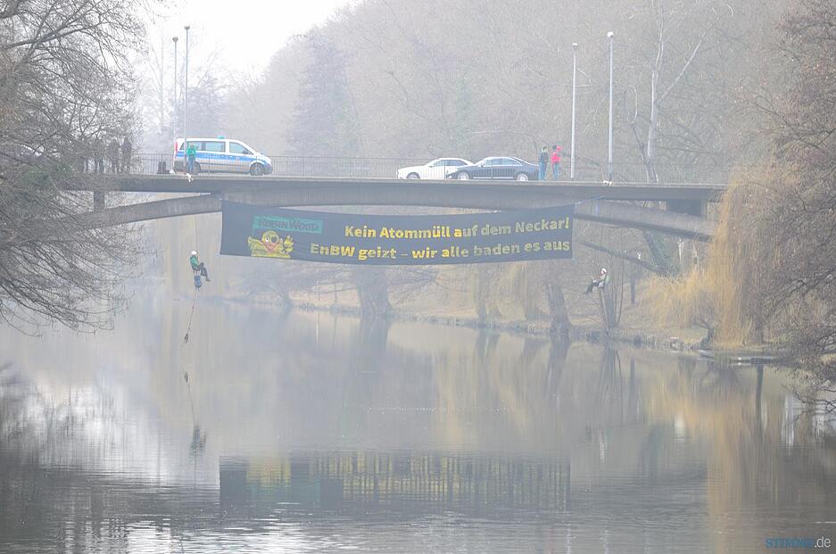 Aktivisten von Robin Wood enthüllen ihr Transparent unter der Rosenbergbrücke in Heilbronn.