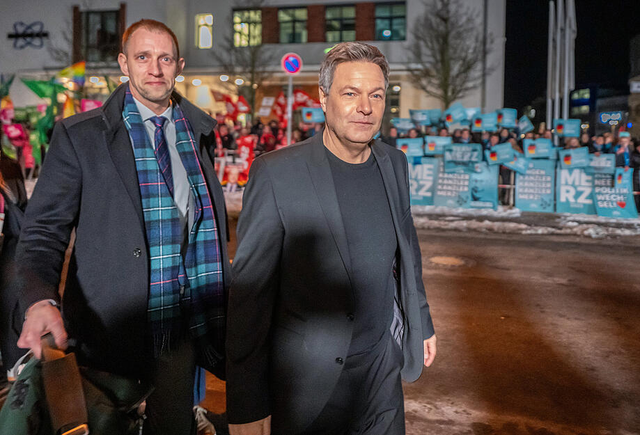 Nach und nach treffen die Kandidaten ein: Robert Habeck (Bündnis 90/Die Grünen), Bundesminister für Wirtschaft und Klimaschutz, kommt zum "Quadrell" der TV Runde im Bundestagswahlkampf.