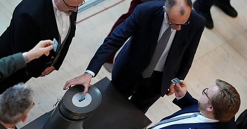 Bundeskanzler Friedrich Merz (CDU) gibt bei einer namentlichen Abstimmung &uuml;ber das Rentenpaket seine Stimmkarte im Bundestag ab.