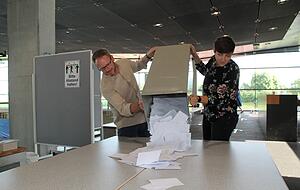 Kurz nach 18 Uhr beginnen die Wahlhelfer damit, die Stimmen zu zählen. Kurz nach 18 Uhr beginnen die Wahlhelfer damit, die Stimmen zu zählen.