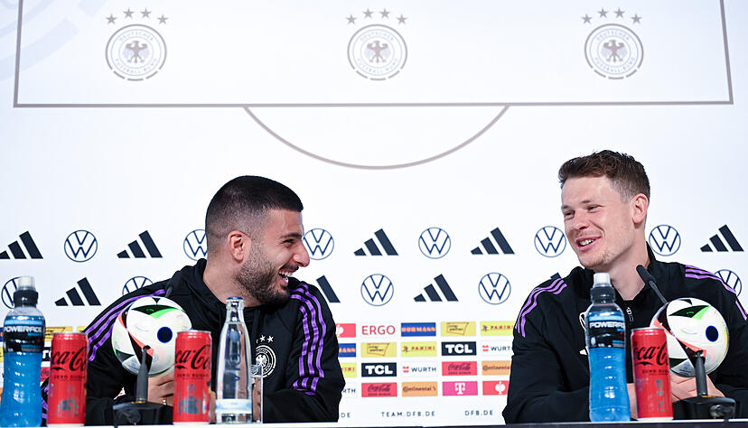 Gut gelaunt auch beim DFB: Die beiden Spieler des VfB Stuttgart, Deniz Undav und Alexander Nübel (r.), scherzen über ihren Status als Neulinge. Gut gelaunt auch beim DFB: Die beiden Spieler des VfB Stuttgart, Deniz Undav und Alexander Nübel (r.), scherzen über ihren Status als Neulinge.