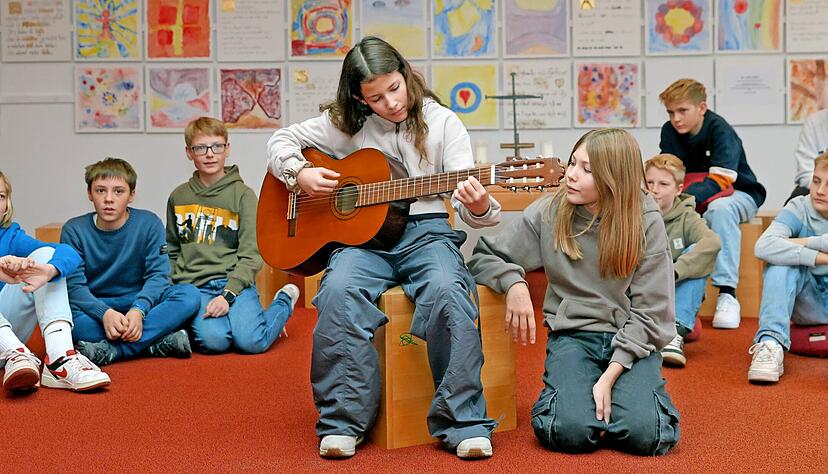 Auch das Evangelische Paul-Distelbarth-Gymnasium in Obersulm ist eine Privatschule. Auslöser war: Der Ort bekam kein staatliches Gymnasium und wurde deshalb selbst aktiv. Auch das Evangelische Paul-Distelbarth-Gymnasium in Obersulm ist eine Privatschule. Auslöser war: Der Ort bekam kein staatliches Gymnasium und wurde deshalb selbst aktiv.