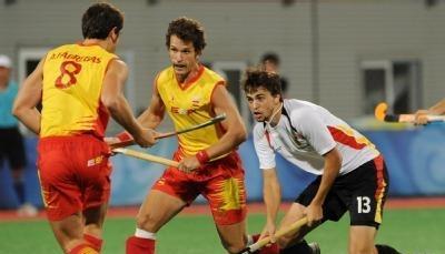 Tobias Hauke (r) und zwei spanische Spieler versuchen den Ball zu spielen Tobias Hauke (r) und zwei spanische Spieler versuchen den Ball zu spielen