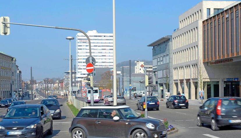 Ist die Allee bald nur noch für Anwohner und Lieferverkehr befahrbar? Das fordert ein Umweltbündnis, um die Luft in der Innenstadt zu verbessern. Foto: Archiv/Sawatzki Ist die Allee bald nur noch für Anwohner und Lieferverkehr befahrbar? Das fordert ein Umweltbündnis, um die Luft in der Innenstadt zu verbessern. Foto: Archiv/Sawatzki