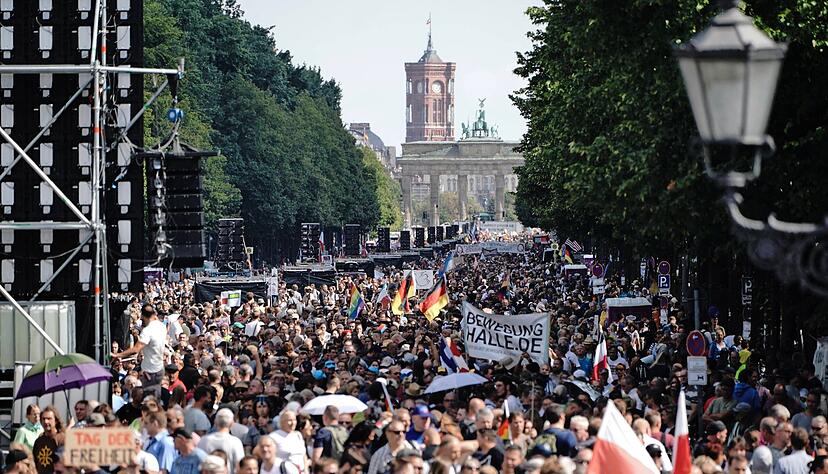 Mehrere Tausend Menschen demonstrierten auf der Stra&szlig;e des 17. Juni gegen die Corona-Politik der Regierung. Im Hintergrund das Brandenburger Tor und das Rote Rathaus.
Fotos: dpa