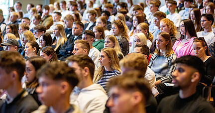 So viel wie nie: Auf dem Bildungscampus begrüßt die Duale Hochschule Baden-Württemberg ihre neuen Erstsemester; dieses Semester beginnen 600.
Foto: Lina Bihr So viel wie nie: Auf dem Bildungscampus begrüßt die Duale Hochschule Baden-Württemberg ihre neuen Erstsemester; dieses Semester beginnen 600.
Foto: Lina Bihr