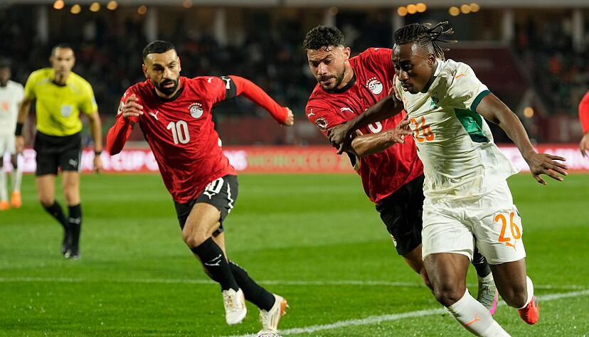 Mo Salah (l) kann nicht nur Tore schie&szlig;en, sondern hilft auch hinten mit.