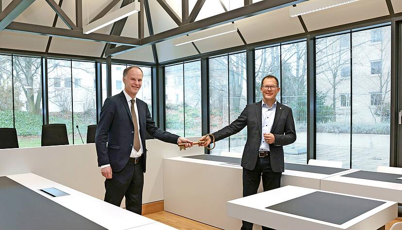 Schl&uuml;ssel&uuml;bergabe: Frank Berkenhoff (re.), Leiter des Heilbronner Amts f&uuml;r Verm&ouml;gen und Bau, und Amtsgerichtspr&auml;sident Till Jakob in einem der S&auml;le. Foto: Ralf Seidel