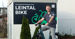 Das Kettler Quadriga CX10 LG gibt es wie abgebildet in der Farbe modern blue matt/black shiny sowie in classic red shiny und dark blue shiny.