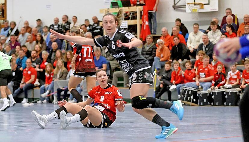 Nein, kein Tor und auch kein Foul: Lara Däuble (am Boden) kann es nicht verstehen, während Haunstettens Alina Katharina Gaugenrieder schon wieder in den Angriffsmodus umschaltet und den Ball fordert.
Foto: Ralf Seidel Nein, kein Tor und auch kein Foul: Lara Däuble (am Boden) kann es nicht verstehen, während Haunstettens Alina Katharina Gaugenrieder schon wieder in den Angriffsmodus umschaltet und den Ball fordert.
Foto: Ralf Seidel