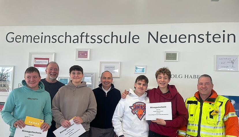 Mit Kinogutscheinen und Schokolade belohnen Stadt und Feuerwehr das vorbildliche Engagement der vier Schüler. Foto: privat Mit Kinogutscheinen und Schokolade belohnen Stadt und Feuerwehr das vorbildliche Engagement der vier Schüler. Foto: privat