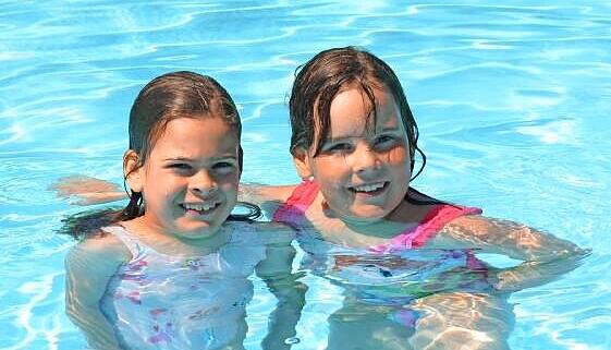 Lena (7, links) und Lilli (6) schwimmen gern in Untergruppenbach. Lena (7, links) und Lilli (6) schwimmen gern in Untergruppenbach.