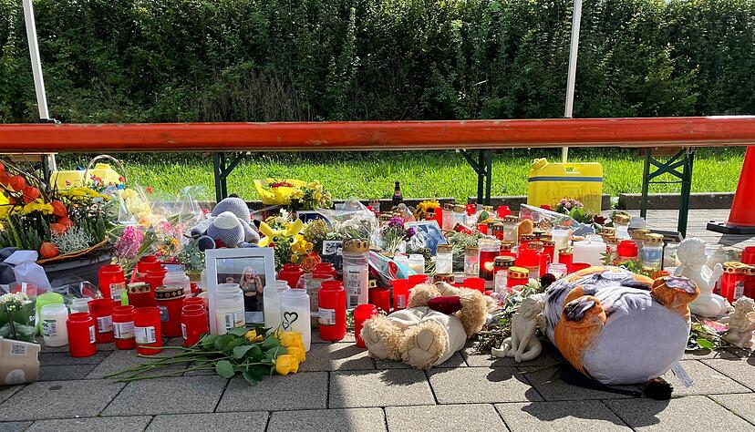 Noch immer erinnert ein Meer von Blumen, Andenken und Kerzen an den gewaltsamen Tod eines Zwölfjährigen auf einem Parkplatz in Niedernhall.