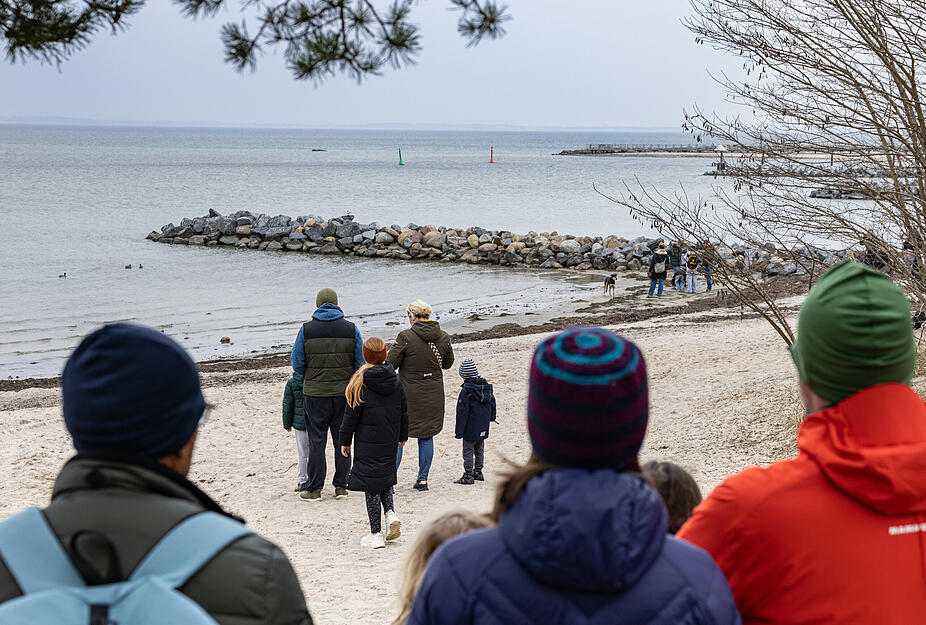 Schaulustige beobachten den Wal.
