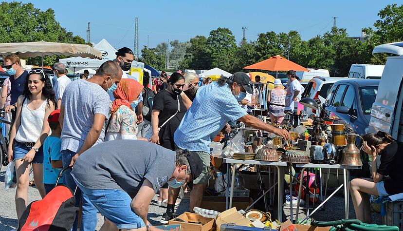 Lange musste der fast schon zur Tradition gewordene Flohmarkt auf der Theresienwiese ausfallen. Beim ersten Termin in diesem Jahr war er gut besucht. Die Theresienwiese war beinahe komplett mit Verkaufsständen bedeckt.
Foto: Julian Ruf Lange musste der fast schon zur Tradition gewordene Flohmarkt auf der Theresienwiese ausfallen. Beim ersten Termin in diesem Jahr war er gut besucht. Die Theresienwiese war beinahe komplett mit Verkaufsständen bedeckt.
Foto: Julian Ruf