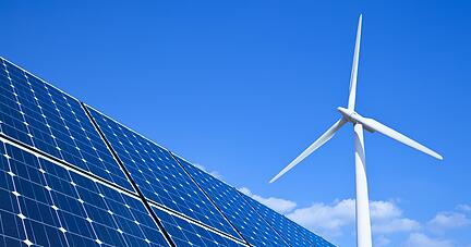 Zwei Motoren auf dem langen Weg zur klimaneutralen Energiegewinnung: Photovoltaik und &minus; in Heilbronn schwer vorstellbar &minus; Windkraft.
Foto: Eyematrix/stock.adobe.com