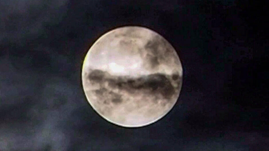 Mit einer Annäherung von knapp 357.000 Kilometern scheint dieser Vollmond am größten in dem Jahr – wie hier in Freiburg. Mit einer Annäherung von knapp 357.000 Kilometern scheint dieser Vollmond am größten in dem Jahr – wie hier in Freiburg.