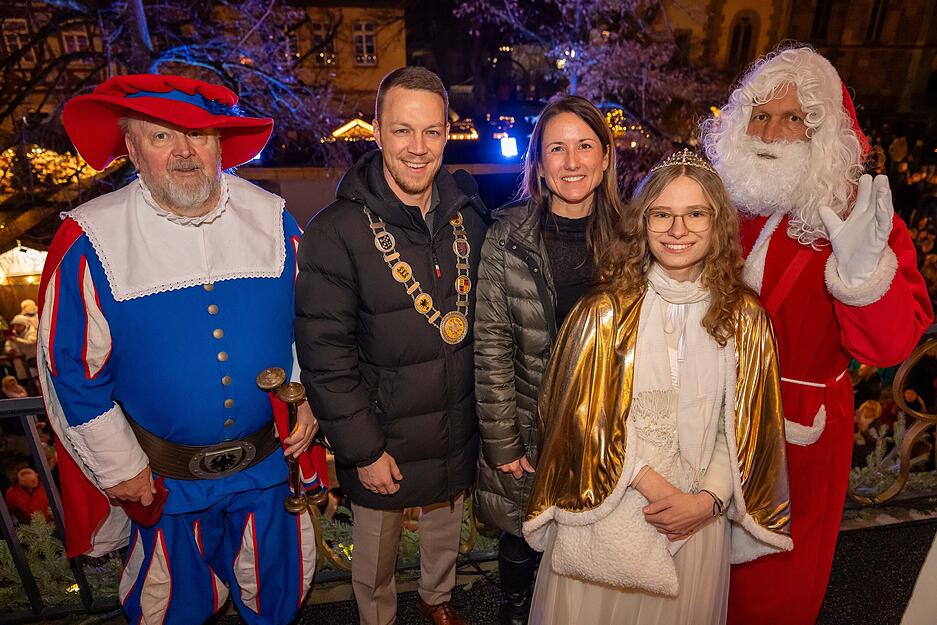 „In dieser besinnlichen Zeit möchten wir innehalten und uns auf das Wesentliche besinnen: Die Gemeinschaft, die Nächstenliebe und die Hoffnung auf Frieden“, so der Bürgermeister.