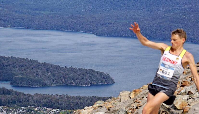Achtung Rutschgefahr: Benedikt Hoffmann hat in den steilen Passagen bergab keinen Blick für die Schönheit der Umgebung, sondern sucht immer wieder nach Halt. Achtung Rutschgefahr: Benedikt Hoffmann hat in den steilen Passagen bergab keinen Blick für die Schönheit der Umgebung, sondern sucht immer wieder nach Halt.