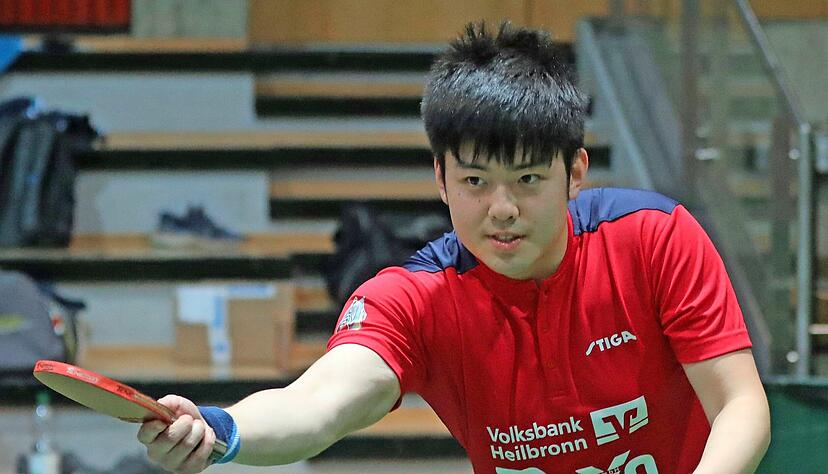 Beim Spiel in Köln fehlte Liang Qiu und seinen Kollegen der Durchblick, weil es in der Halle zu dunkel war. Wie das 2:6 nun gewertet wird, das muss der Verband entscheiden.
Foto: Alexander Bertok Beim Spiel in Köln fehlte Liang Qiu und seinen Kollegen der Durchblick, weil es in der Halle zu dunkel war. Wie das 2:6 nun gewertet wird, das muss der Verband entscheiden.
Foto: Alexander Bertok