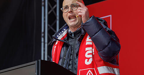 Audi-Betriebsratschef J&ouml;rg Schlagbauer l&auml;sst Kritik am Unternehmen mit den vier Ringen nicht auf sich sitzen. Insbesondere wenn sie aus den Reihen des VW-Konzerns kommt.